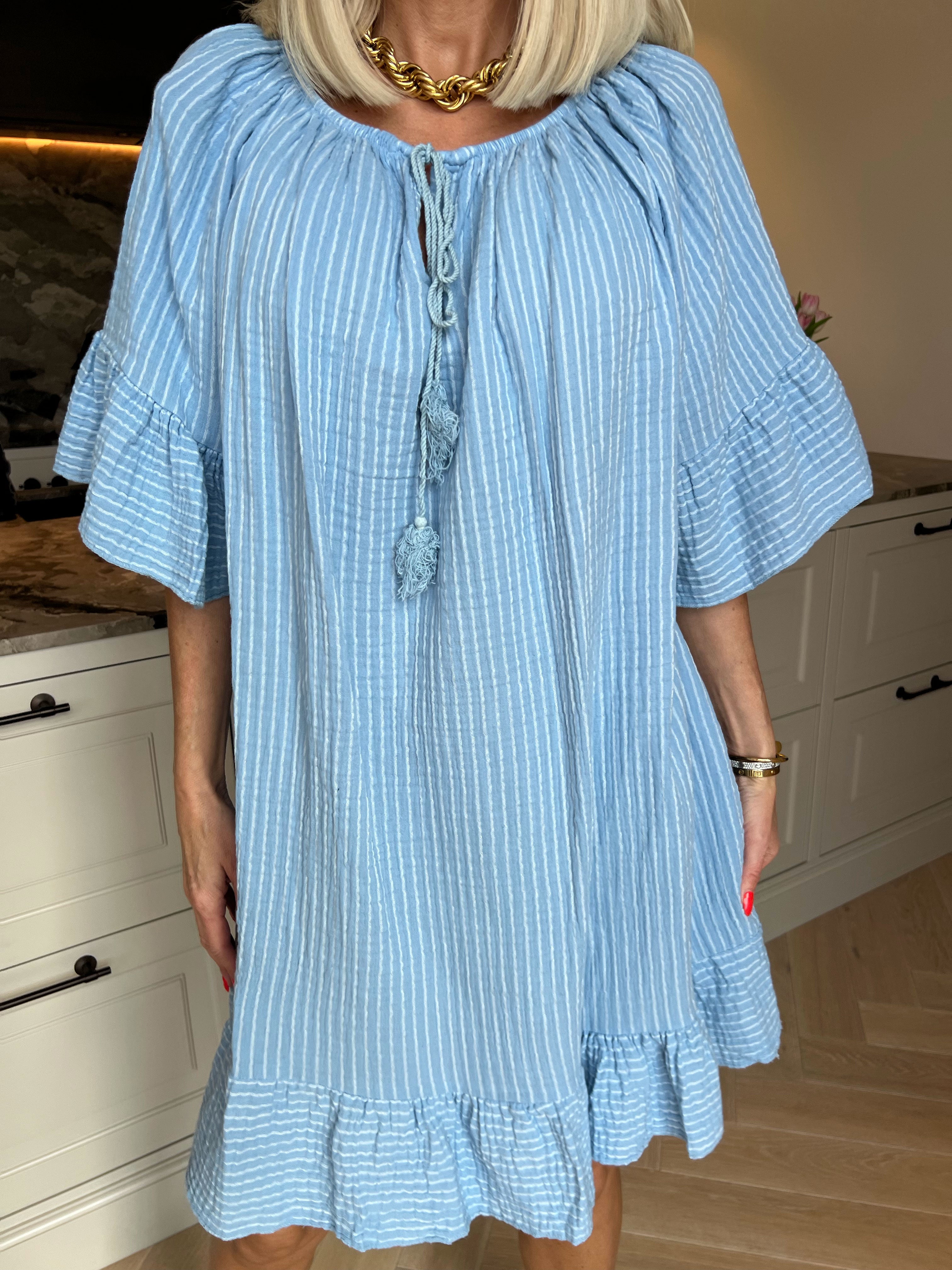 Olly - Blød stribet bomuldskjole med flæsekanter